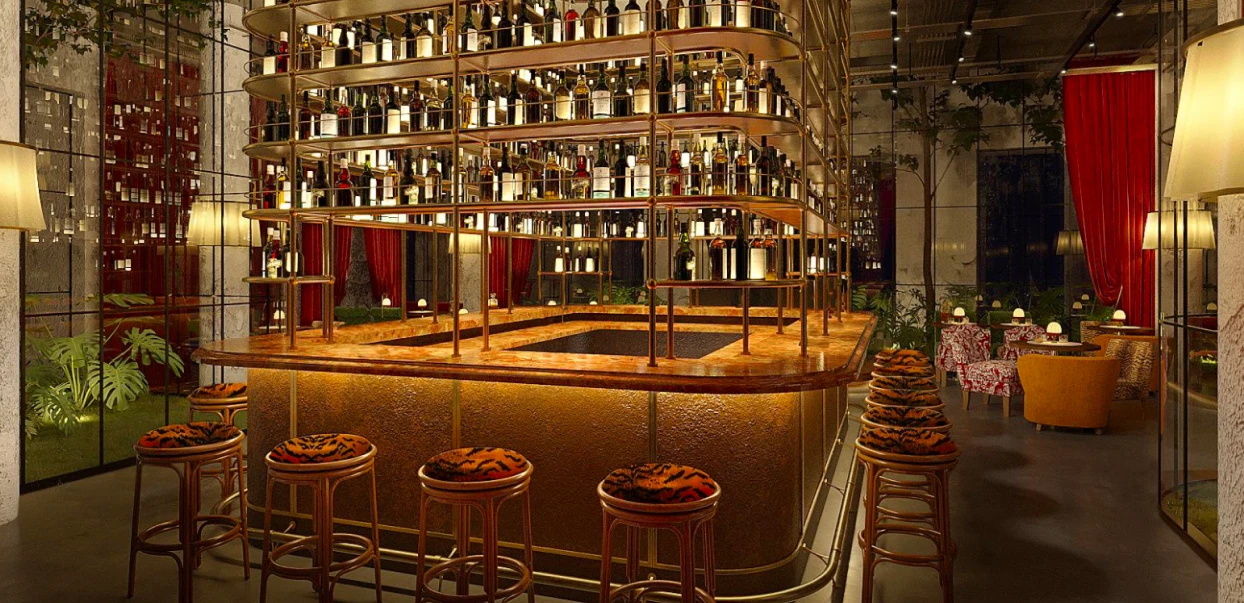 Bar sofisticado com balcão em madeira e iluminação quente, cercado por prateleiras altas repletas de garrafas, bancos estofados em padrão animal e ambiente decorado com cortinas vermelhas e luz suave.